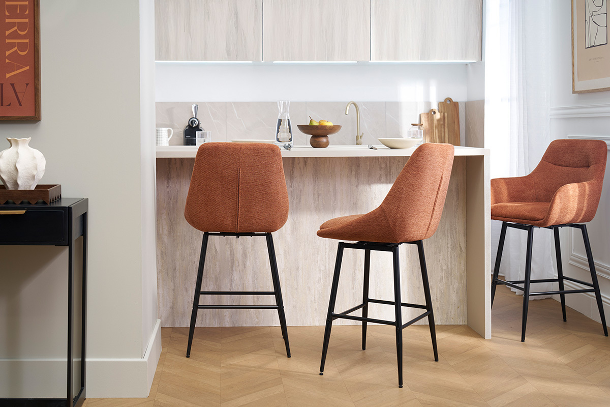 Trois tabourets de bar ALESS en tissu terre br�l�e et m�tal autour d'un comptoir de cuisine.