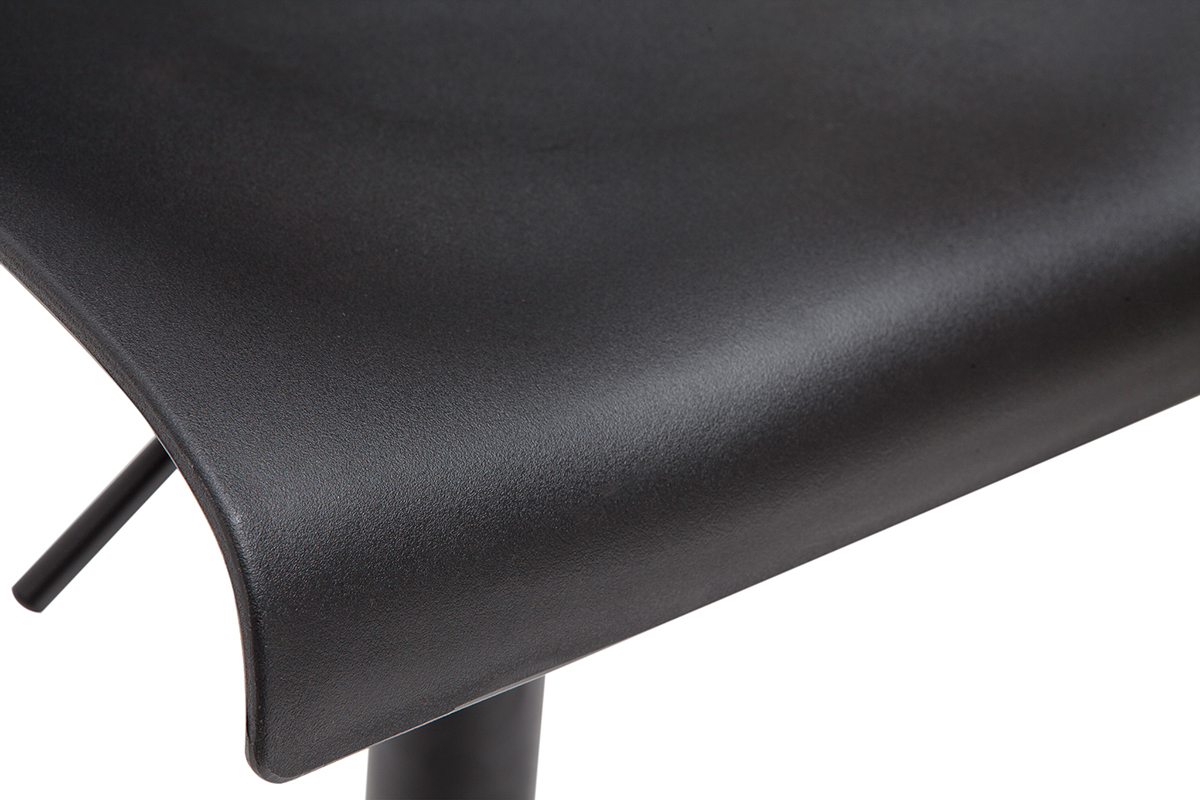 Gros plan sur l'assise noire en polypropyl�ne du tabouret de bar ONA.
