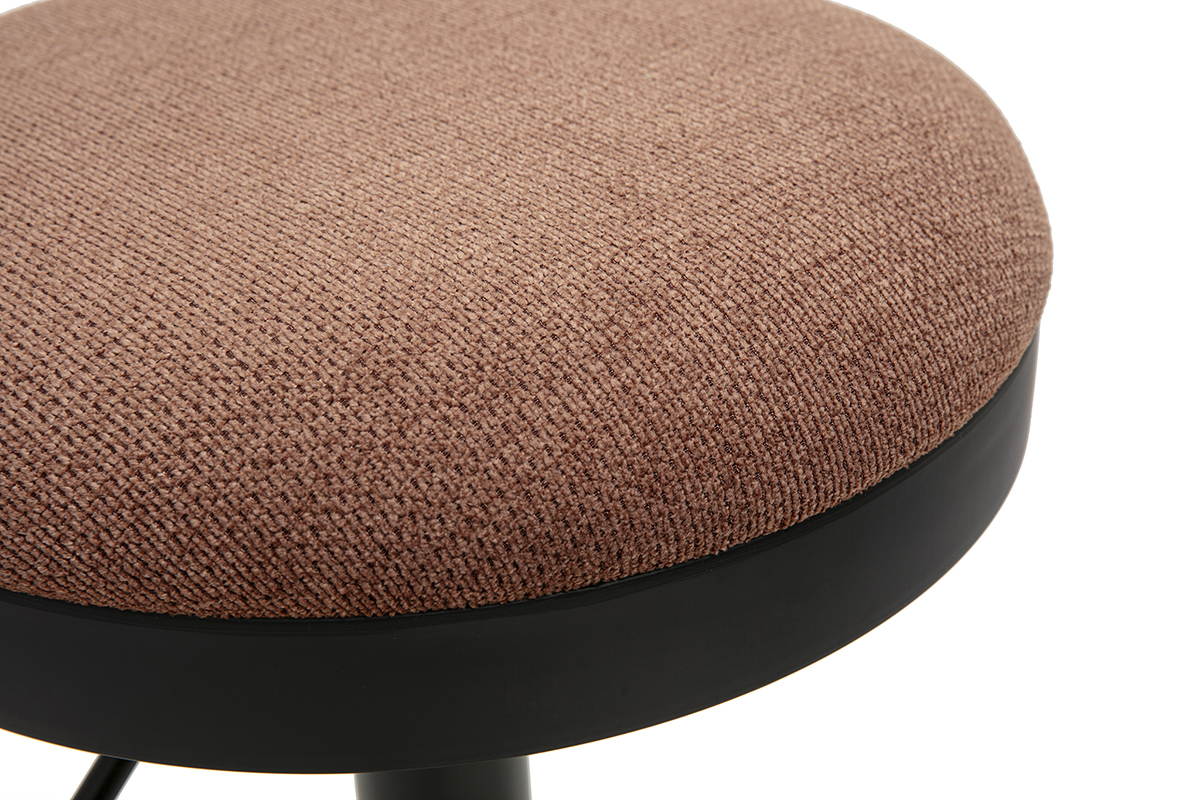 Assise ronde en tissu chenille terre br�l�e sur base en m�tal noir, vue de pr�s.