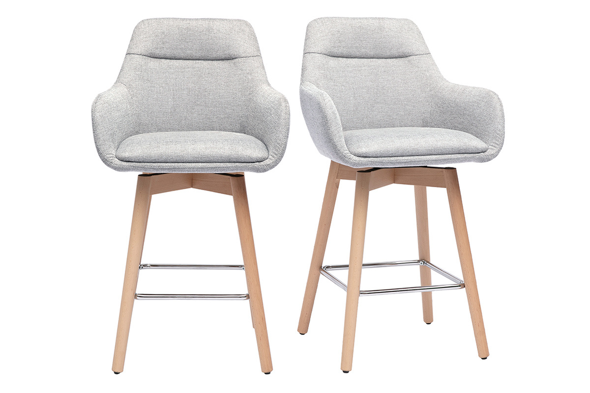 Deux tabourets de bar scandinaves gris clair � effet velours et bois clair, vue de face.