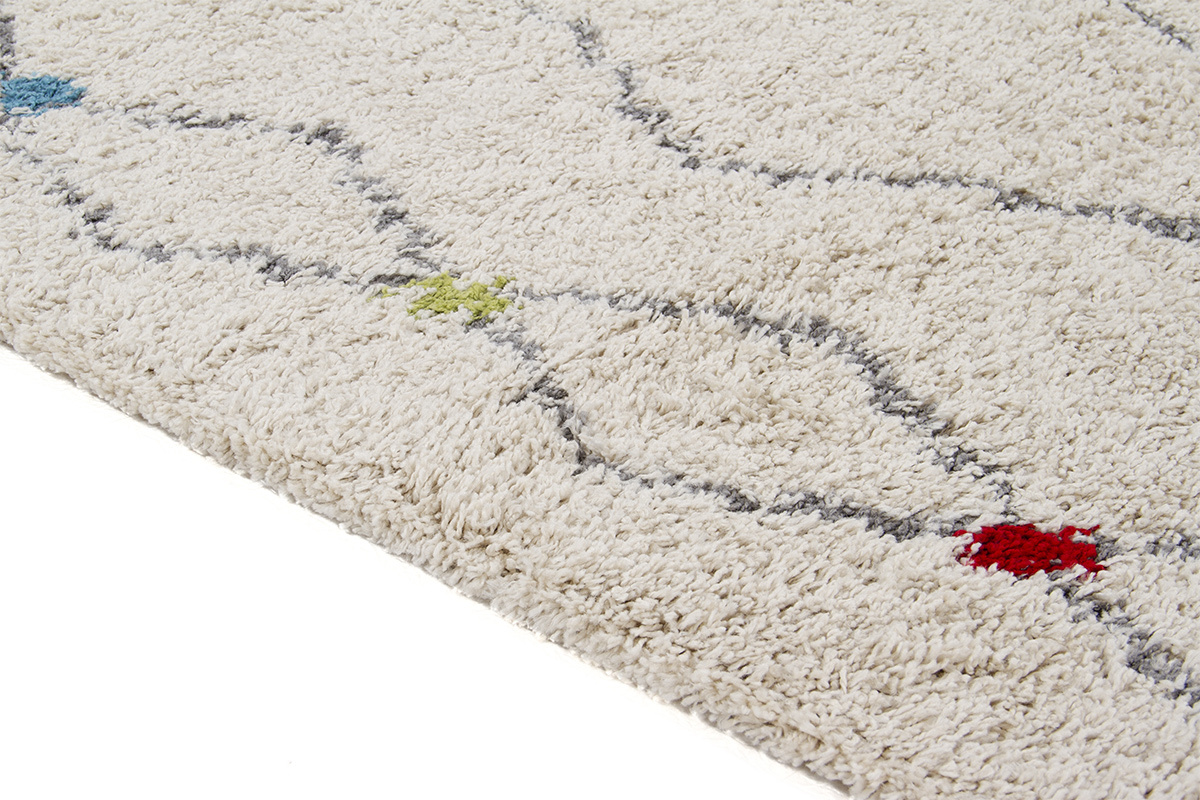 Tapis beige rectangulaire avec motifs losanges et touches color�es, vue de c�t�.