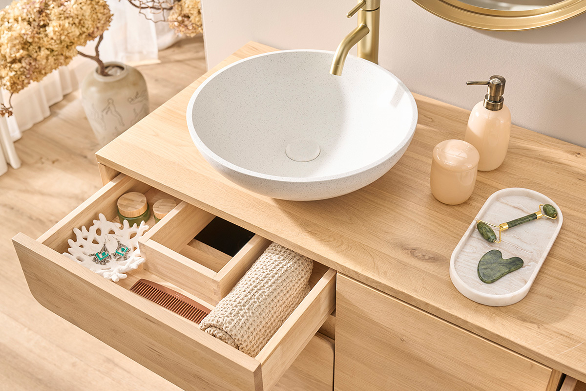 Vasque ronde en terrazzo gris de 40 cm sur un meuble en bois, vue de dessus avec accessoires de salle de bain.